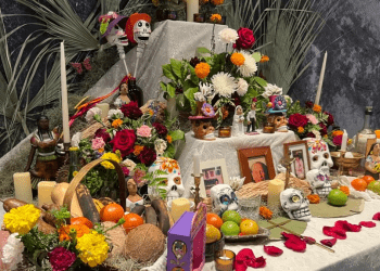 Los días primero y segundo de noviembre se conmemora el Día de los Muertos como un momento para honrar a los fallecidos. Los altares son una de las tradiciones más representativas de esta fecha que se extiende a diferentes países del mundo.