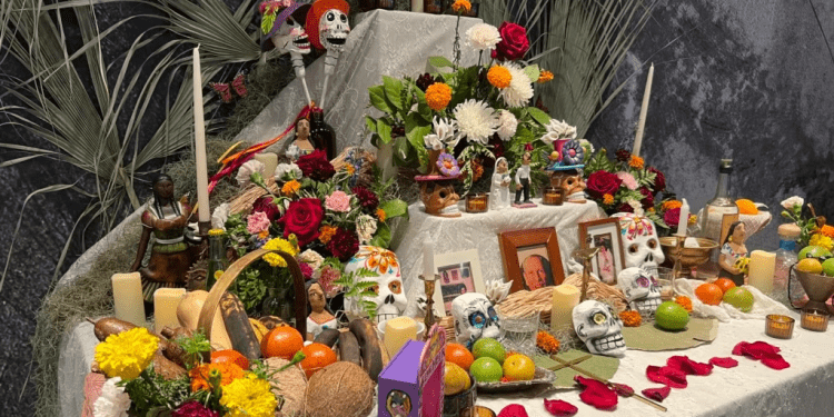 Los días primero y segundo de noviembre se conmemora el Día de los Muertos como un momento para honrar a los fallecidos. Los altares son una de las tradiciones más representativas de esta fecha que se extiende a diferentes países del mundo.