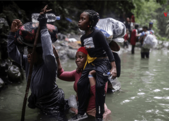 Migrantes haitianos atraviesan un río a su paso por el Tapón del Darién, desde Colombia a Panamá con el objetivo de llegar a Estados Unidos, el 9 de mayo de 202