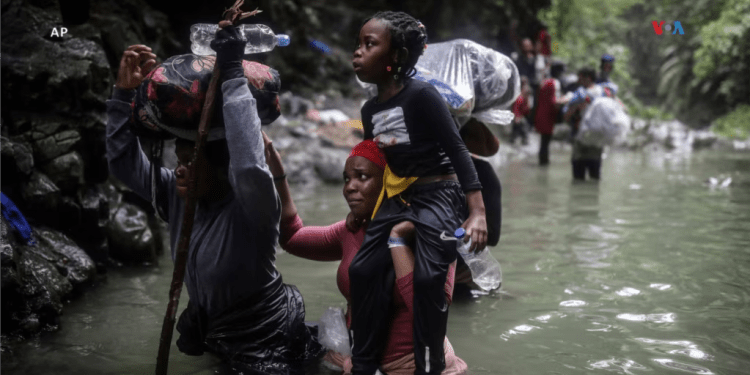 Migrantes haitianos atraviesan un río a su paso por el Tapón del Darién, desde Colombia a Panamá con el objetivo de llegar a Estados Unidos, el 9 de mayo de 202