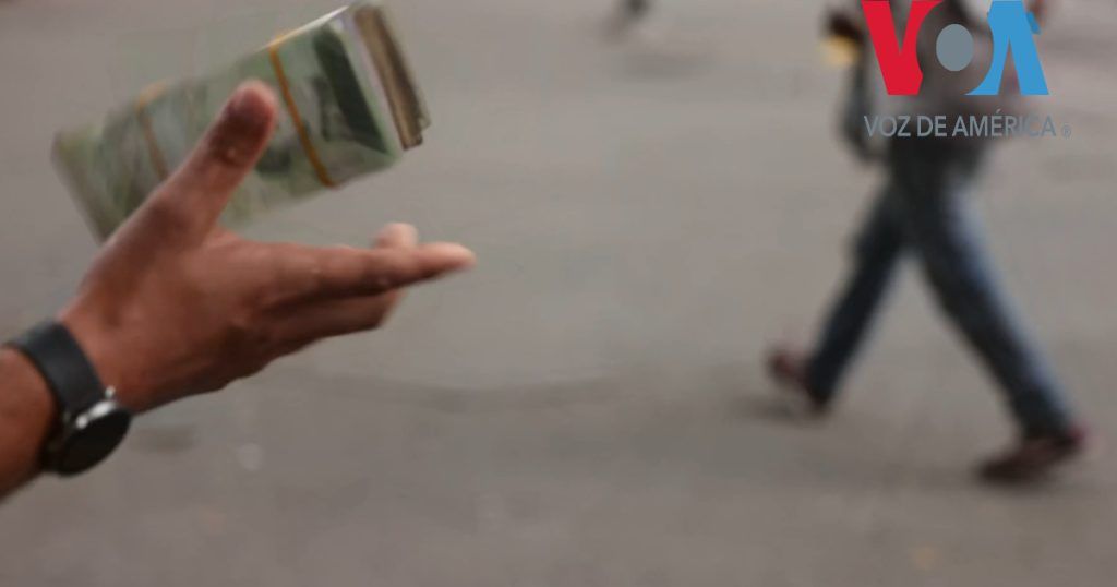 Personas dedicadas al cambio de dinero de manera informal en Venezuela venden pacas de bolívares, la devaluada moneda local, para operaciones de menudeo, completar un pago o para el pasaje del bus. Más del 90 % de los precios en el país están marcados en la moneda estadounidense, según expertos.