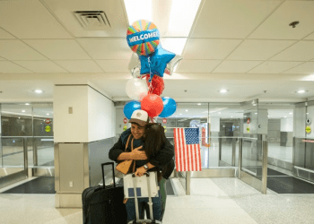 ARCHIVO - Elián Coto Sierra de Edeity abraza a su hermano, Maikel Antonio Coto Salazar -de Cuba- quien llega a Miami desde República Dominicana luego de obtener el parole humanitario otorgado por EEUU, el viernes 17 de marzo de 2023 en el Aeropuerto Internacional de Miami.