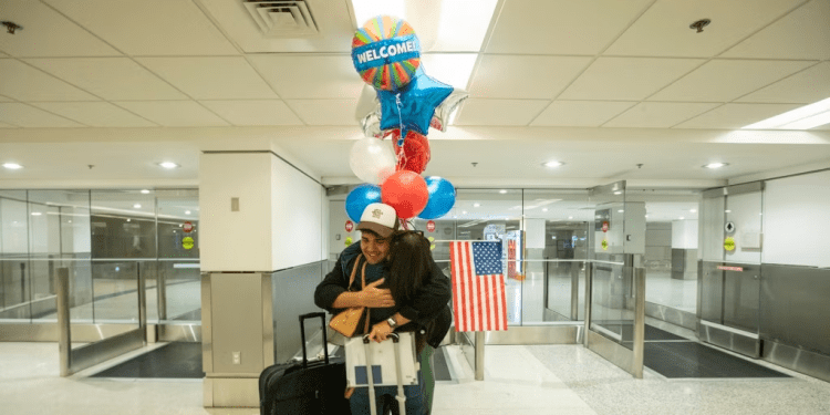 ARCHIVO - Elián Coto Sierra de Edeity abraza a su hermano, Maikel Antonio Coto Salazar -de Cuba- quien llega a Miami desde República Dominicana luego de obtener el parole humanitario otorgado por EEUU, el viernes 17 de marzo de 2023 en el Aeropuerto Internacional de Miami.