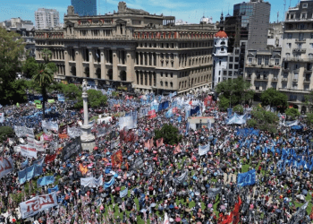 Manifestantes antigubernamentales protestan contra las reformas económicas del presidente argentino Javier Milei frente a la Corte Suprema, mientras los sindicatos impugnan legalmente las medidas en Buenos Aires, Argentina, el miércoles 27 de diciembre de 2023.