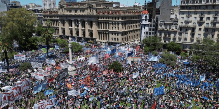 Manifestantes antigubernamentales protestan contra las reformas económicas del presidente argentino Javier Milei frente a la Corte Suprema, mientras los sindicatos impugnan legalmente las medidas en Buenos Aires, Argentina, el miércoles 27 de diciembre de 2023.