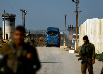 Camiones de asistencia humanitaria entran a la Franja de Gaza desde Israel por el cruce de Kerem Shalom, el 22 de diciembre de 2023.
