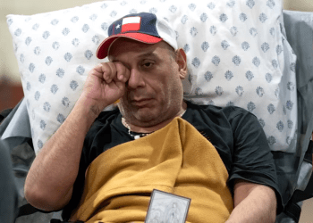 Edgar Marval Moreno, un estadounidense liberado en un canje de prisioneros entre Estados Unidos y Venezuela, es trasladado en una camilla al llegar a una base militar de Texas, el 20 de diciembre de 2023.