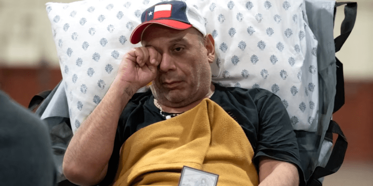 Edgar Marval Moreno, un estadounidense liberado en un canje de prisioneros entre Estados Unidos y Venezuela, es trasladado en una camilla al llegar a una base militar de Texas, el 20 de diciembre de 2023.