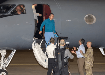 El estadounidense liberado Eyvin Hernández sale de un avión después de que él y nueve compañeros detenidos fueran liberados en un intercambio de prisioneros entre Estados Unidos y Venezuela en el anexo Kelly Airfield, el miércoles 20 de diciembre de 2023, en San Antonio, Texas.