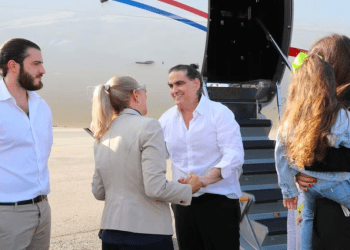 Alex Saab es recibido por su familia y la esposa del presidente Nicolás Maduro, Cilia Flores.