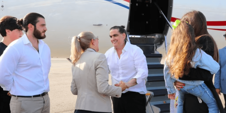 Alex Saab es recibido por su familia y la esposa del presidente Nicolás Maduro, Cilia Flores.