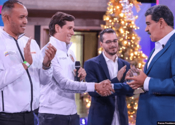 El presidente venezolano Nicolás Maduro saluda a u grupo de deportistas durante la transmisión de su programa televisivo, la noche del lunes 18 de diciembre de 2023.