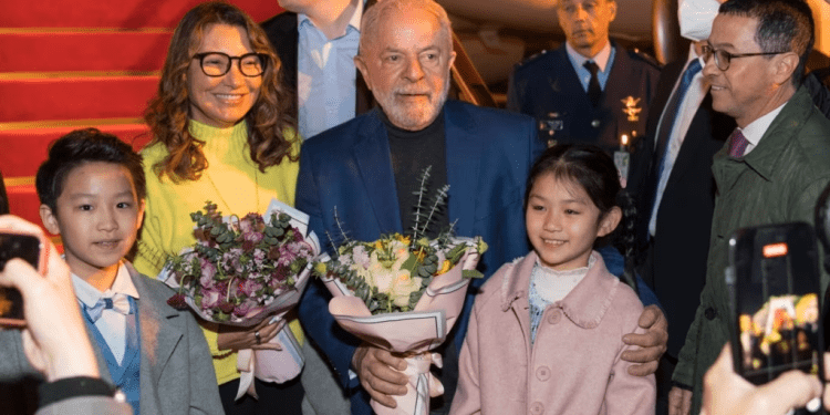 ARCHIVO - El presidente brasileño Luiz Inácio Lula da Silva y la primera dama Rosangela Silva reciben flores de parte de niños en una visita a China, el 12 de abril de 2023.