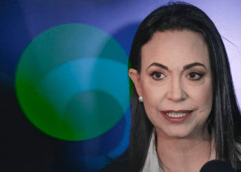 La candidata presidencial opositora María Corina Machado conversa con la prensa, el 15 de noviembre de 2023. en Caracas, tras introducir una demanda contra su inhabilitación política y electoral por parte de las instituciones del chavismo.