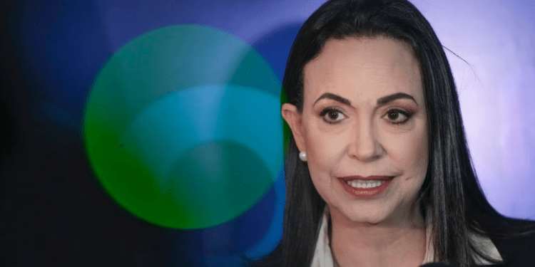 La candidata presidencial opositora María Corina Machado conversa con la prensa, el 15 de noviembre de 2023. en Caracas, tras introducir una demanda contra su inhabilitación política y electoral por parte de las instituciones del chavismo.
