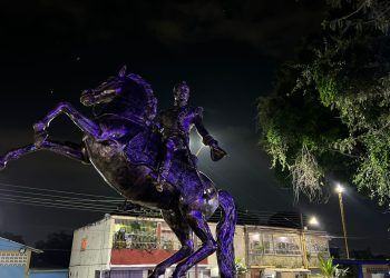 Carabobo: Alcalde de Valencia develó escultura ecuestre de Simón Bolívar, y realizó encendido de la Navidad en la Plaza Bello Monte 