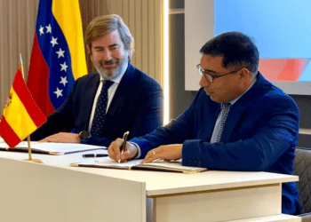 Rafael Tellechea, presidente de la estatal petrolera PDVSA, firma un convenio sobre la empresa mixta Petroquiriquire junto a un representante de Repsol, Francisco José Gea, el lunes 18 de diciembre de 2023 en Venezuela.