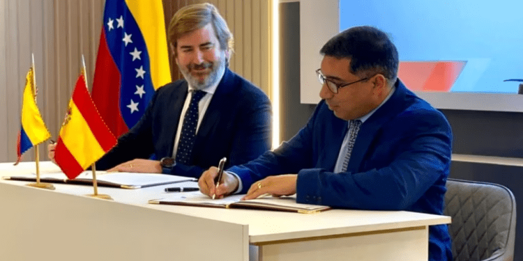 Rafael Tellechea, presidente de la estatal petrolera PDVSA, firma un convenio sobre la empresa mixta Petroquiriquire junto a un representante de Repsol, Francisco José Gea, el lunes 18 de diciembre de 2023 en Venezuela.