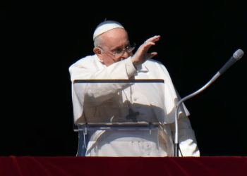 El papa Francisco saluda durante la oración del Ángelus del mediodía desde la ventana de su estudio con vista a la Plaza de San Pedro, en el Vaticano, el domingo 17 de diciembre de 2023. (Foto AP/Alessandra Tarantino)