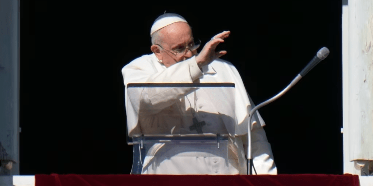 El papa Francisco saluda durante la oración del Ángelus del mediodía desde la ventana de su estudio con vista a la Plaza de San Pedro, en el Vaticano, el domingo 17 de diciembre de 2023. (Foto AP/Alessandra Tarantino)