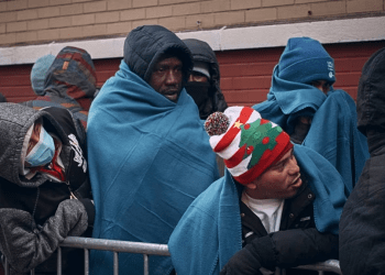 Un puñado de ciudades de Estados Unidos que lidian con la llegada de migrantes sin hogar han impuesto sus propios límites a las estancias en albergues alegando distintos motivos.