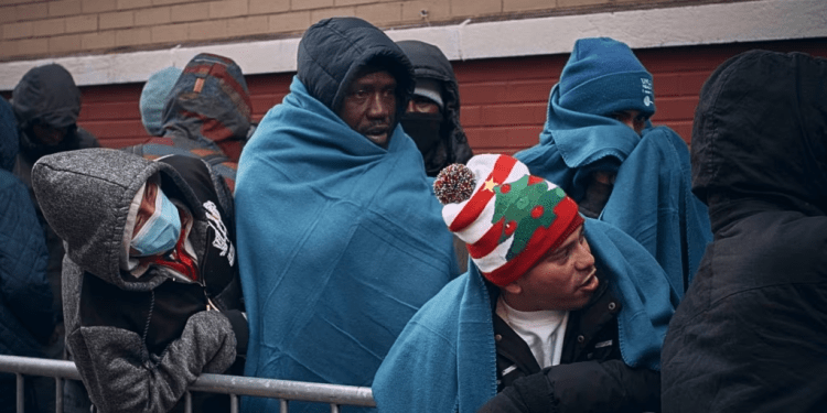 Un puñado de ciudades de Estados Unidos que lidian con la llegada de migrantes sin hogar han impuesto sus propios límites a las estancias en albergues alegando distintos motivos.
