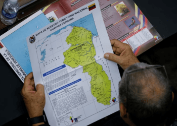 Un parlamentario venezolano revisa un mapa del territorio en disputa entre su país y Guyana desde el siglo XIX, conocido como El Esequibo, el 6 de diciembre de 2023,