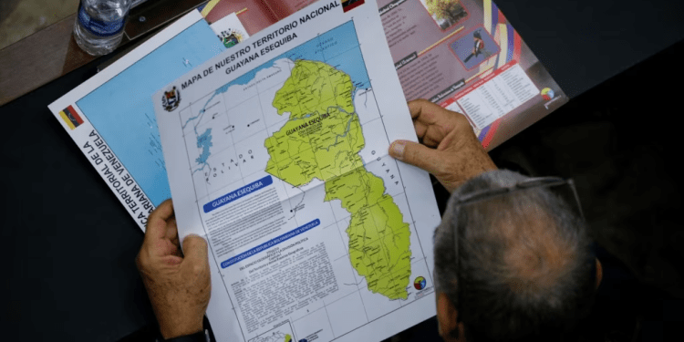 Un parlamentario venezolano revisa un mapa del territorio en disputa entre su país y Guyana desde el siglo XIX, conocido como El Esequibo, el 6 de diciembre de 2023,