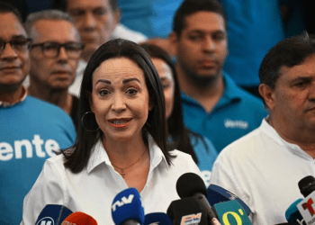 La candidata presidencial opositora María Corina Machado conversa con la prensa en Caracas, el 6 de diciembre de 2023.