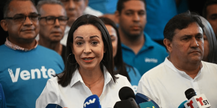 La candidata presidencial opositora María Corina Machado conversa con la prensa en Caracas, el 6 de diciembre de 2023.