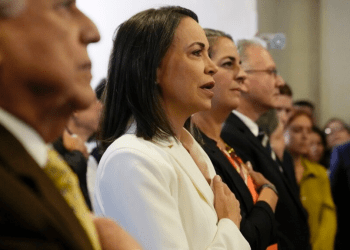 María Corina Machado, candidata presidencial de la oposición en Venezuela, participa en un acto posterior a su triunfo en la primaria del antichavismo, el 26 de octubre de 2023.