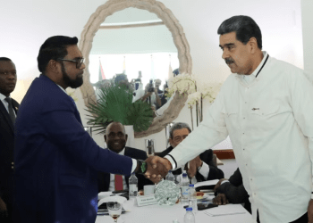 Los presidentes de Guyana, Irfaan Ali, y de Venezuela, Nicolás Maduro, estrechan sus manos durante la reunión celebrada en San Vicente y las Granadinas.