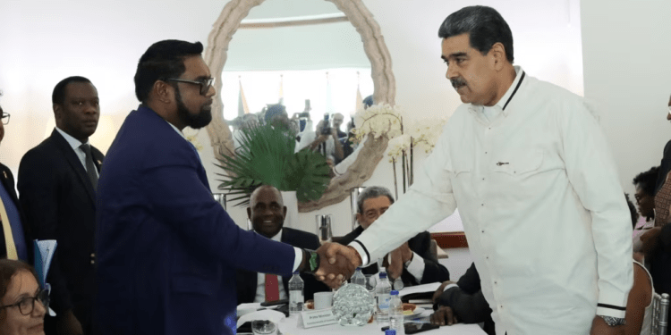 Los presidentes de Guyana, Irfaan Ali, y de Venezuela, Nicolás Maduro, estrechan sus manos durante la reunión celebrada en San Vicente y las Granadinas.