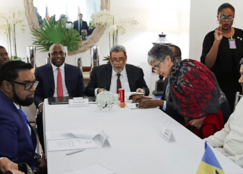 Los presidentes de Guyana, Irfaan Ali y de Venezuela, Nicolás Maduro durante la reunión celebrada en San Vicente y las Granadinas.