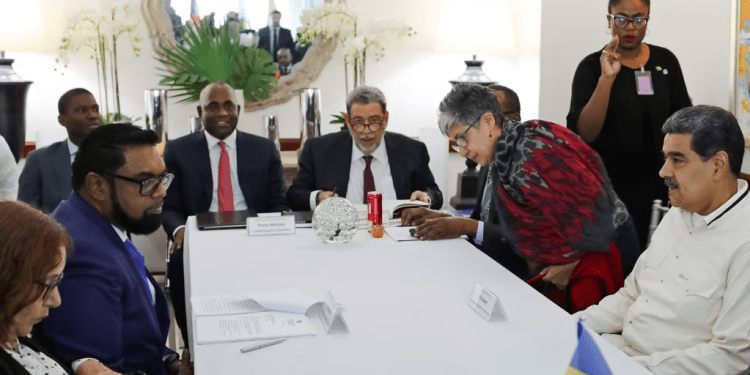 Los presidentes de Guyana, Irfaan Ali y de Venezuela, Nicolás Maduro durante la reunión celebrada en San Vicente y las Granadinas.