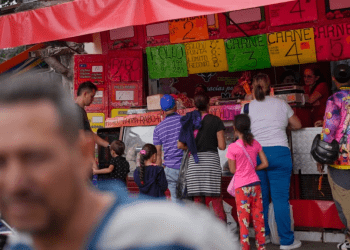 Clientes compran productos en una tienda de comestibles en Quinta Crespo, Caracas, el 9 de agosto de 2023.