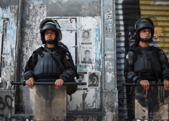 La policía hace guardia mientras la gente se reúne durante una protesta acusando a las autoridades de Guatemala de intentar bloquear el acceso del presidente electo Bernardo Arévalo, en la Ciudad de Guatemala, Guatemala, el 21 de noviembre de 2023.