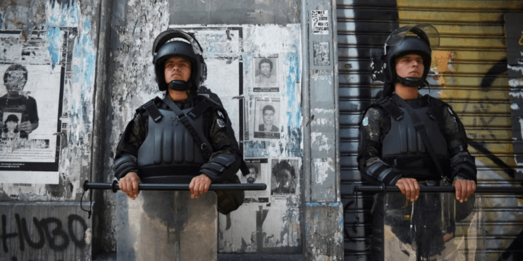 La policía hace guardia mientras la gente se reúne durante una protesta acusando a las autoridades de Guatemala de intentar bloquear el acceso del presidente electo Bernardo Arévalo, en la Ciudad de Guatemala, Guatemala, el 21 de noviembre de 2023.
