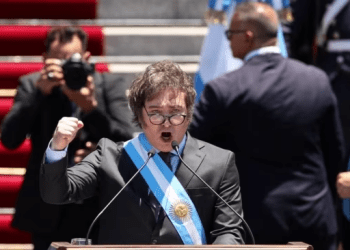 El presidente de Argentina, Javier Milei, hace un gesto después de su ceremonia de juramento, frente al Congreso Nacional, en Buenos Aires, Argentina, el 10 de diciembre de 2023.