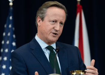 El ministro de Relaciones Exteriores del Reino Unido, David Cameron, habla durante una conferencia de prensa en Washington, el jueves 7 de diciembre de 2023.