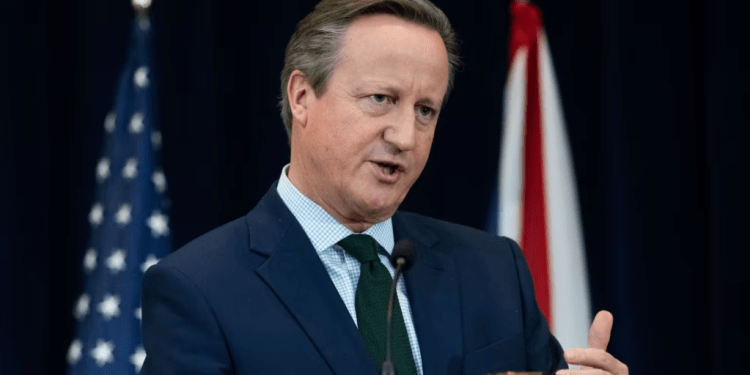 El ministro de Relaciones Exteriores del Reino Unido, David Cameron, habla durante una conferencia de prensa en Washington, el jueves 7 de diciembre de 2023.