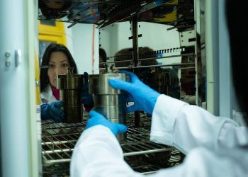 Investigadora diseña nanotecnología a base de cobre y estaño que podría revolucionar industria del hidrógeno verde