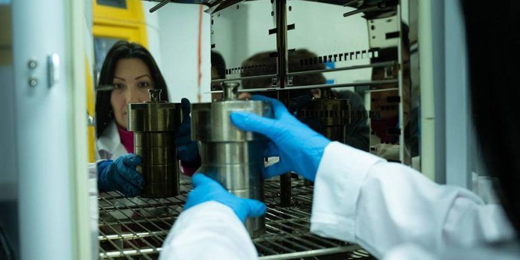 Investigadora diseña nanotecnología a base de cobre y estaño que podría revolucionar industria del hidrógeno verde