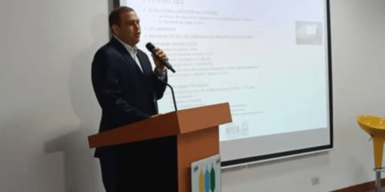 Roberto Abdul, presidente de Súmate y miembro de la Comisión Nacional de Primaria durante una presentación.