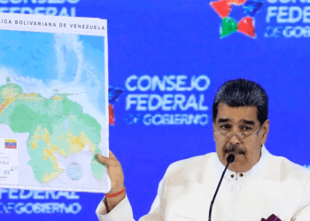 El presidente Nicolás Maduro muestra el mapa de Venezuela, incluyendo el territorio del Esequibo, que históricamente se marcaba como zona en reclamación.