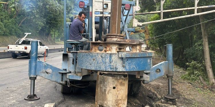 Gobierno realiza trabajos de reparación en el km 19 de la Autopista Regional del Centro
