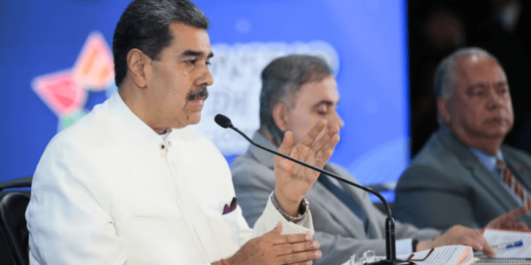 El presidente venezolano Nicolás Maduro habla durante anuncios sobre el nuevo estado Guayana Esequibo cuya creación impulsa, en Caracas, este martes 5 de diciembre de 2023.