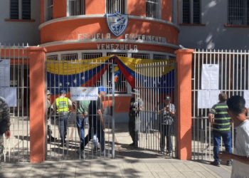 Inmediaciones de un centro de votación en Caracas donde venezolanos participan en el referendo consultivo por el Esequibo, el 3 de diciembre de 2023.