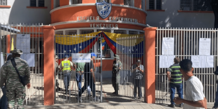 Inmediaciones de un centro de votación en Caracas donde venezolanos participan en el referendo consultivo por el Esequibo, el 3 de diciembre de 2023.
