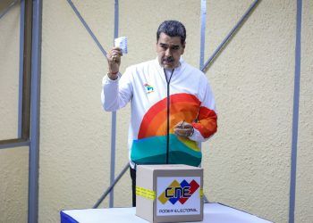 Caracas: Maduro ejerció su sufragio sobre el referendúm consultivo en la parroquia el Valle (Imágenes + Video)